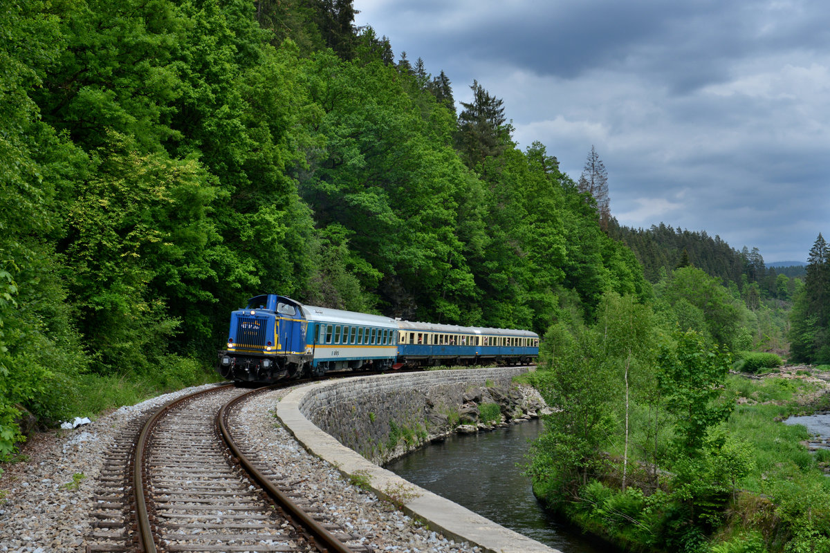 212 285 mit einem Alex-Wagen und VT 07 + VS 28 am 28.05.2016 bei Teisnach. 

Zum Standpunkt: Es wurde ein Fotohalt eingeführt, der Fotograf stand dabei nicht am Gleis. 