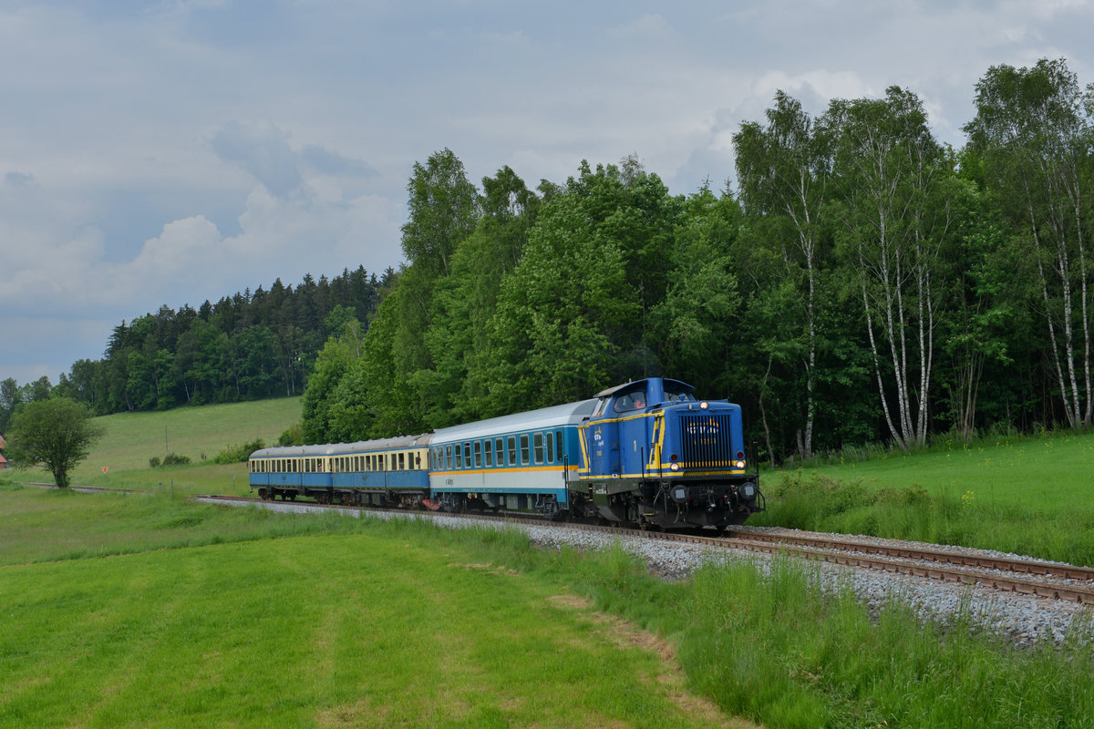 212 285 mit einem Alex-Wagen und VT 07 + VS 28 am 28.05.2016 bei Gotteszell. 