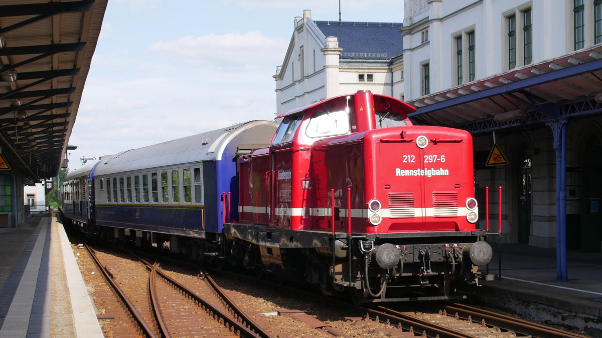 212 297 der Rennsteigbahn verschiebt einen Sonderzug mit ungarischen Luxuswaggons im Bahnhof Zittau; 16.07.2016
