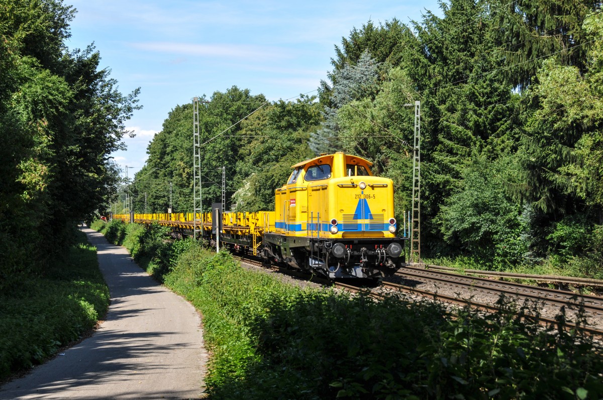 212 306-5 der Bahnbau-Gruppe zieht einen Bauzug über die KBS 485 Richtung Aachen. Aufgenommen am 18/07/2015 in Übach-Palenberg.