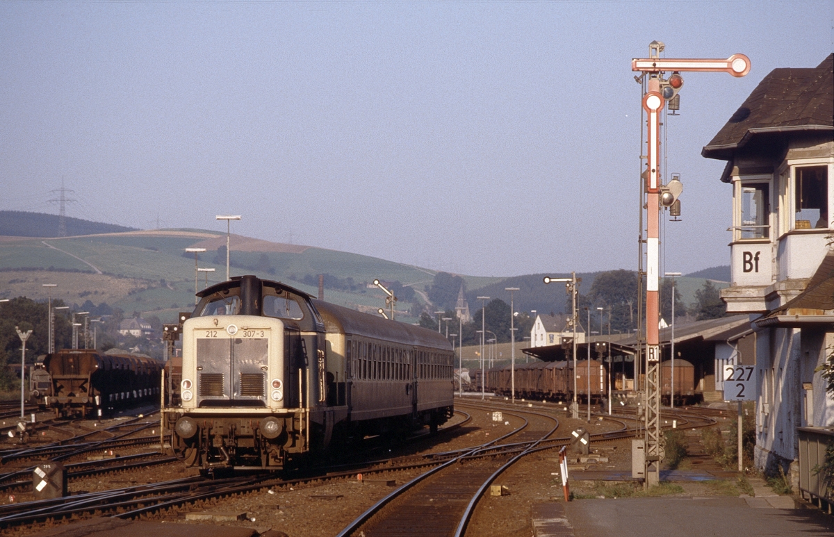212 307 bringt am 4.8.1990 zwei Kurswagen (was war das noch ?) als Eilzug von Winterberg, die kurze Zeit später einem Schnellzug von Kassel nach Duisburg beigestellt werden.