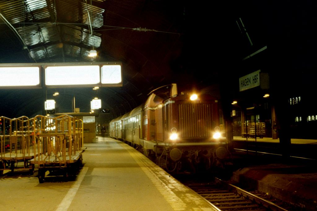 212 308 wartet auf Abfahrt nach Lüdenscheid, Februar 1987.