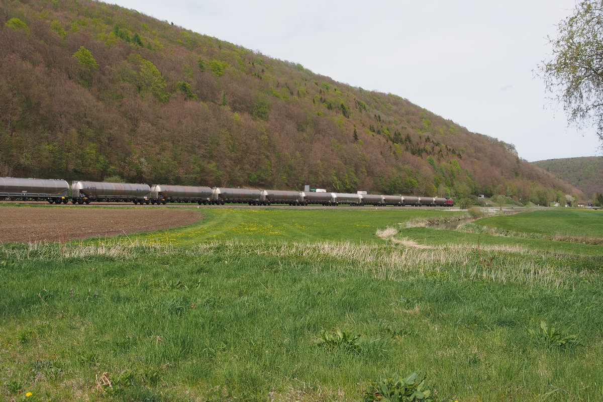 212 309 hat an diesem Nachmittag einen leeren Braunkohlenstaub-Zug am Haken, um ihn vom Bahnhof Schelklingen nach Ulm zu überführen.
24. April 2019, 14:48 Uhr