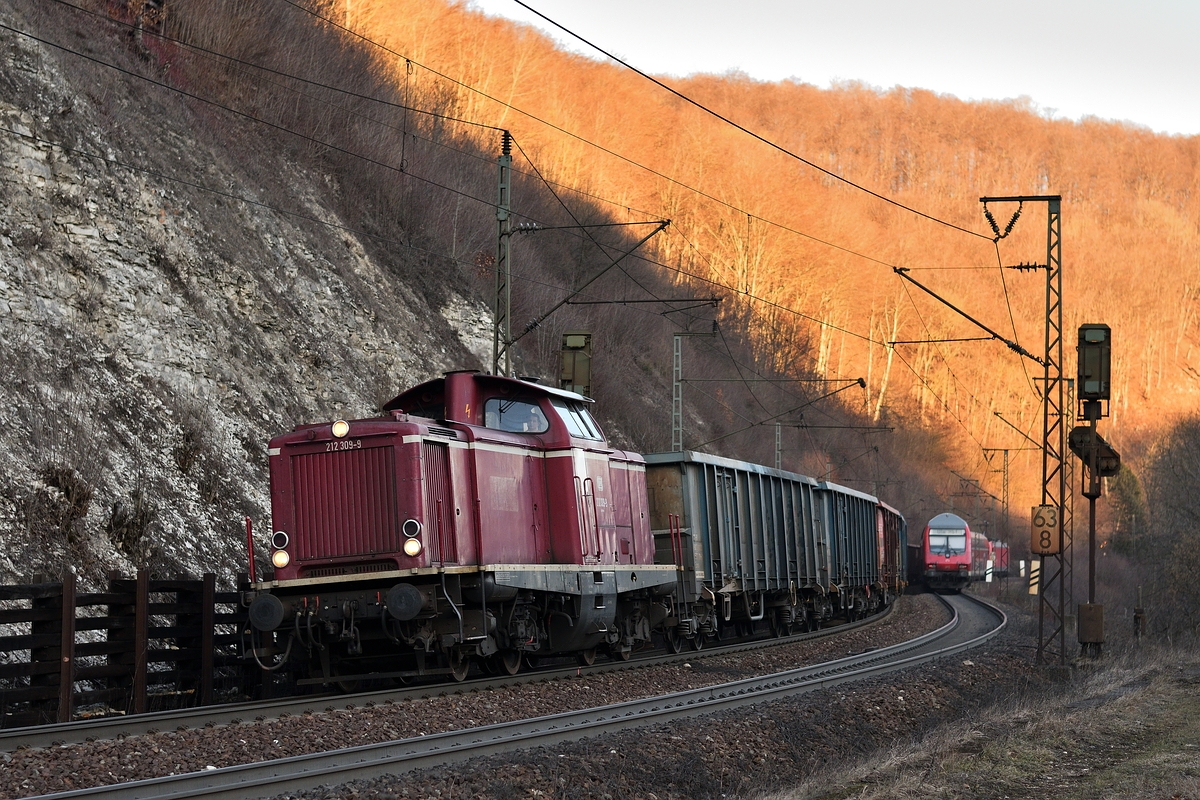 212 309 von UTL hatte am 14. Februar 2019 einen Zug aus E-Wagen am Haken, mit dem sie hier die Geislinger Steige hinabrollt.