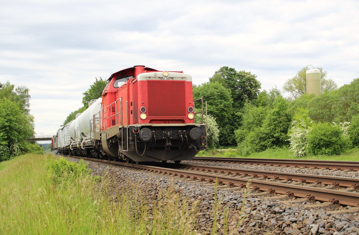 212 310-7 und 212 034-3 mit eine Unkrautbekämpfungszug zu sehen am 31.05.16 in Waldershof.