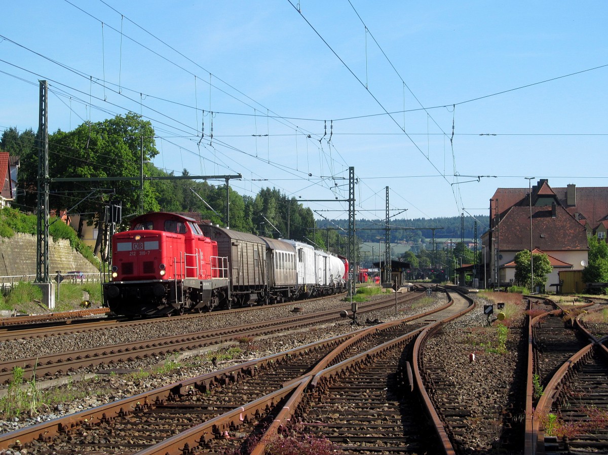 212 310-7 und 212 034-3 ziehen am 07. Juni 2014 einen Unkrautspritzzug durch Kronach in Richtung Süden.