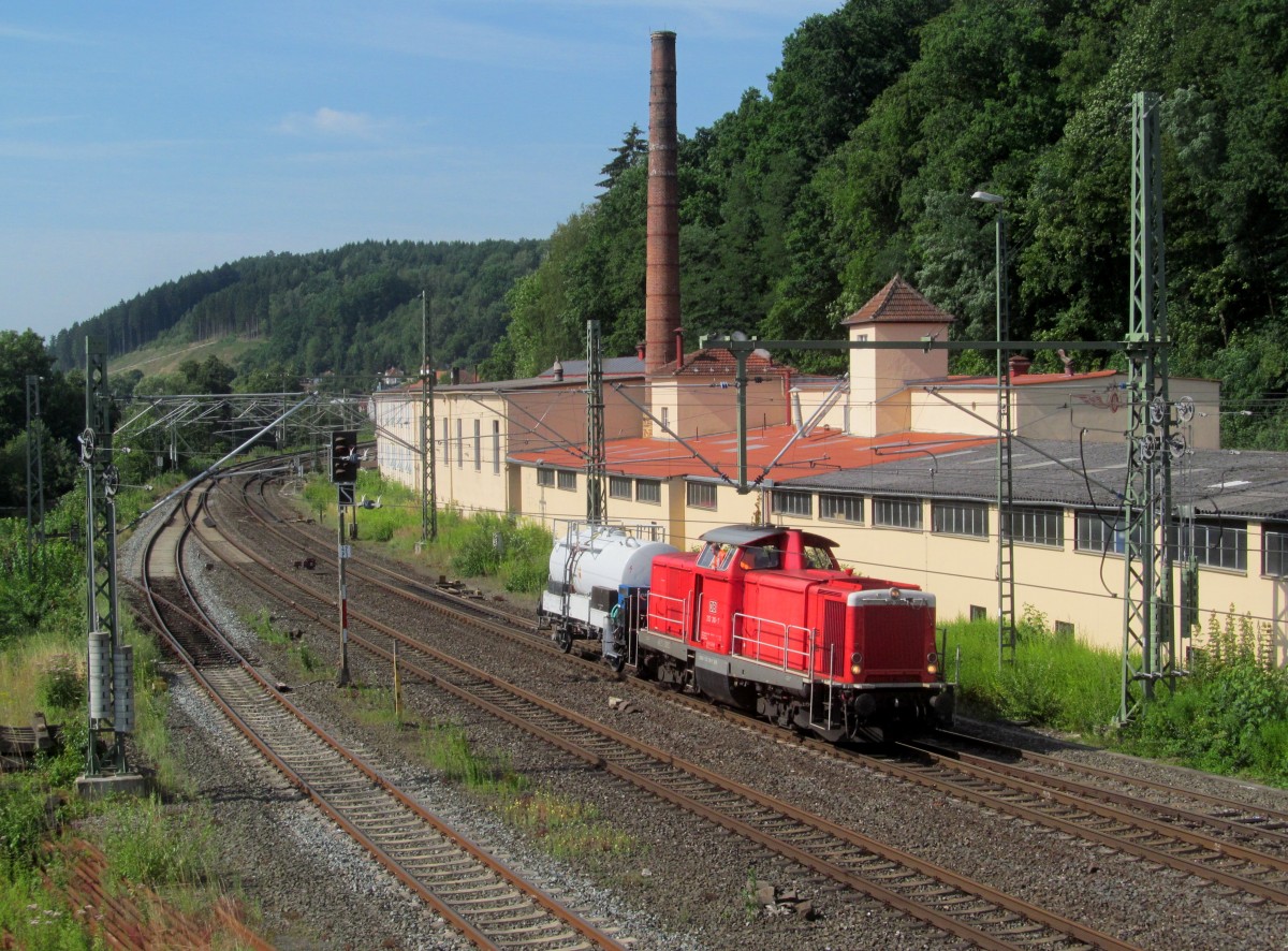 212 310-7 rangiert am 23. Juli 2014 mit einem Spritzwagen im Bahnhof Kronach.