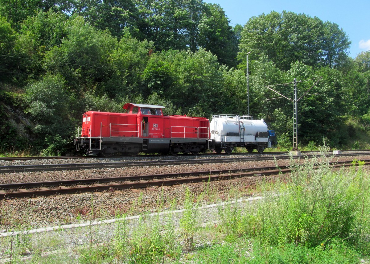 212 310-7 rangiert am 23. Juli 2014 mit einem Spritzwagen über Gleis 3 im Bahnhof Ludwigsstadt.