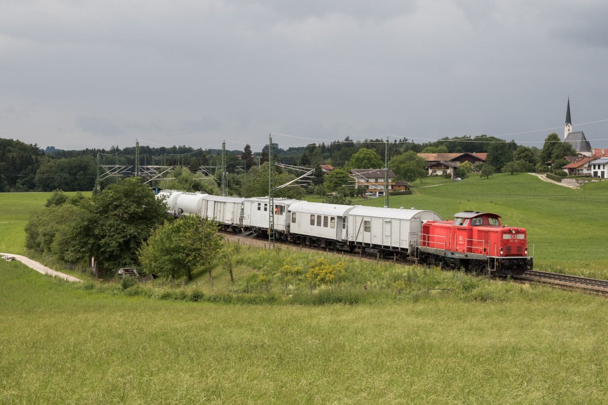 212 310 mit einem Blumengießzug am 21. Juni 2015 bei Mehring.