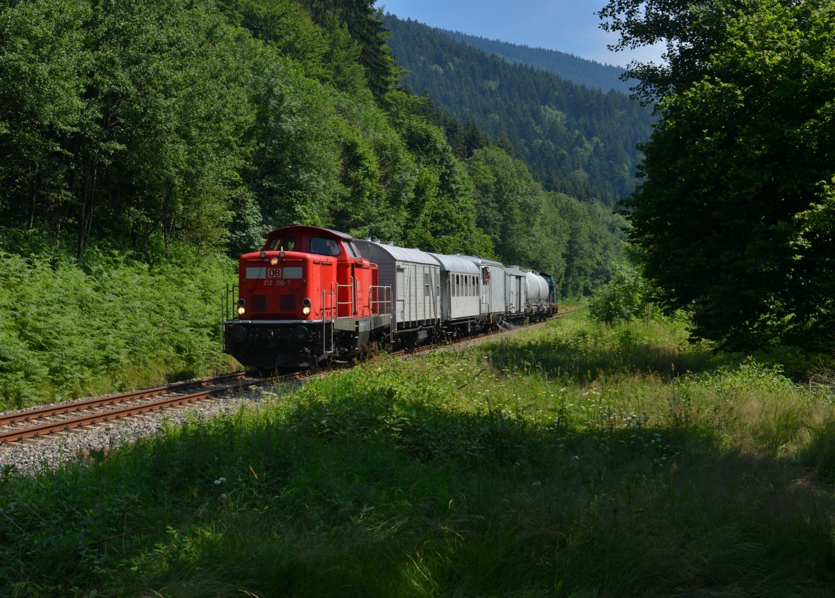 212 310 mit einem Spritzzug am 03.07.2015 bei Gotteszell.