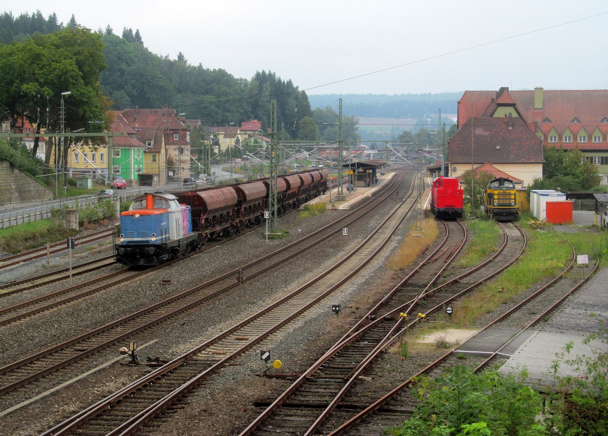 212 311-5 der NBE rangiert am 03. September 2014 mit einigen Schotterwagen auf Gleis 3 im Bahnhof Kronach.