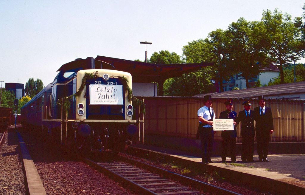 212 313 mit letztem Zug Fröndenberg - Menden - Hemer - Iserlohn - Letmathe am 27.05.1989 in Iserlohn Ost.
