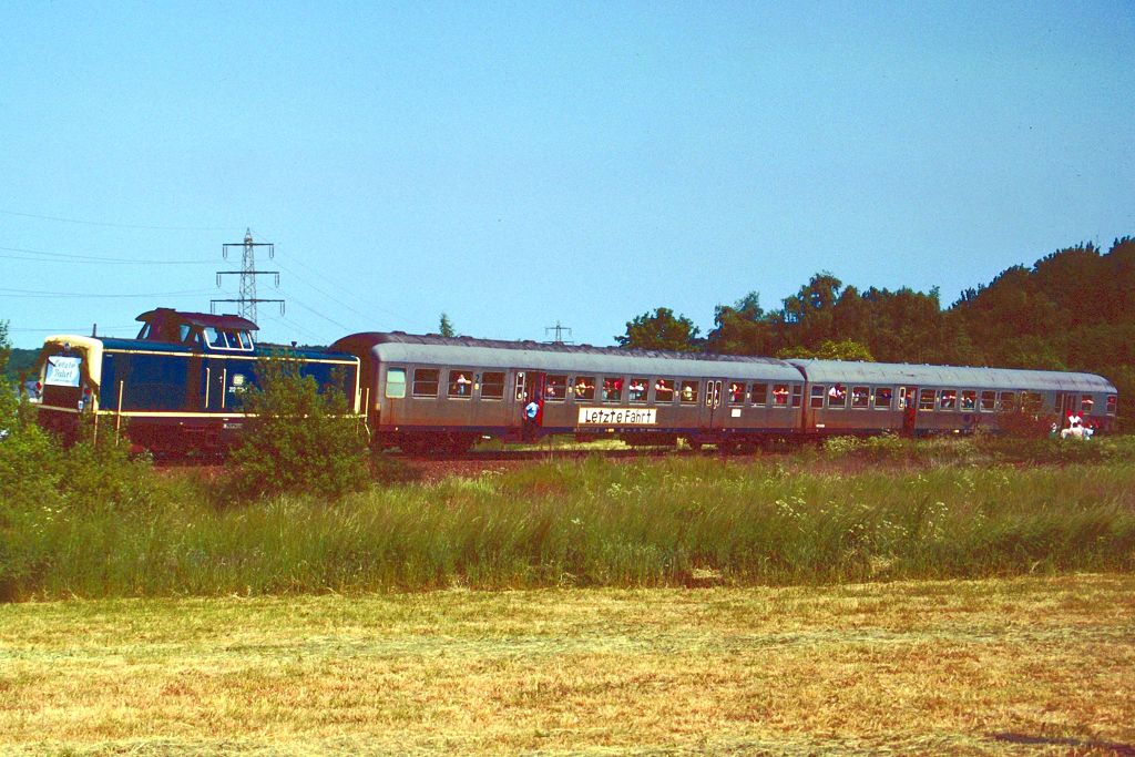 212 313 in der Westiger Eisenbahnschleife mit letztem Zug Letmathe - Hemer - Menden - Fröndenberg am 27.05.1989