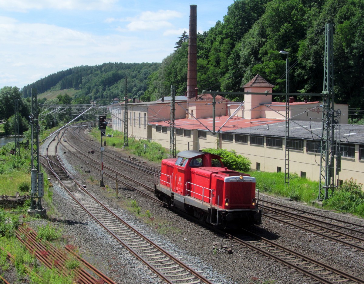 212 317-2 erreicht am 19. Juni 2014 solo den Bahnhof Kronach.