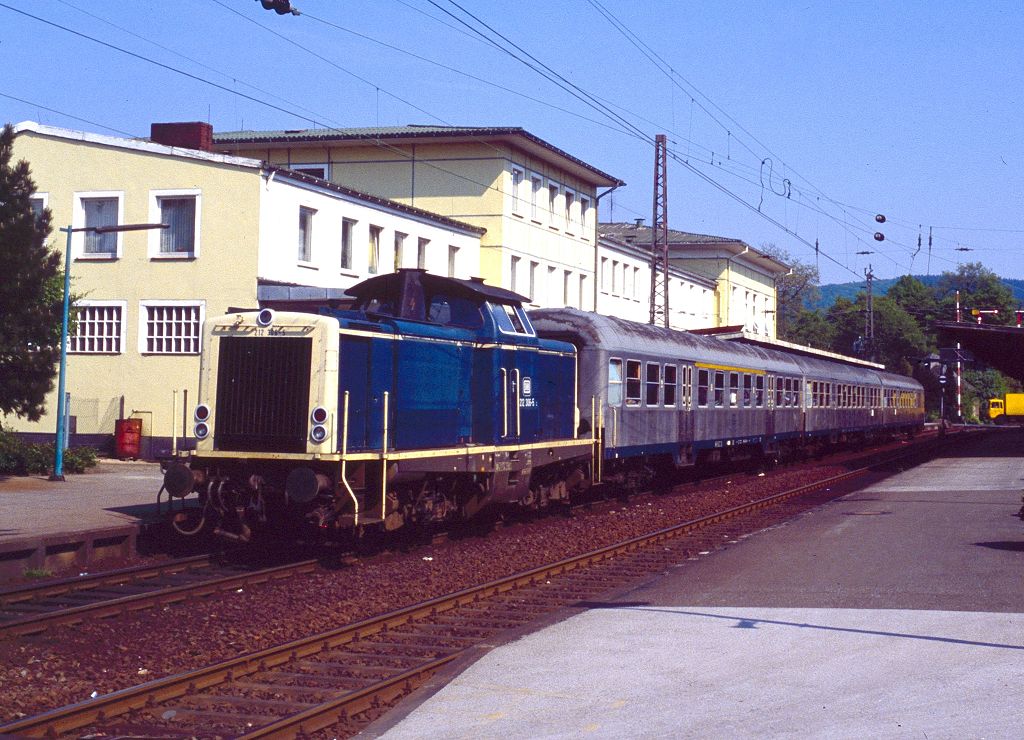 212 320 in Iserlohn mit N-Zug nach Dortmund Hbf., 16.05.1989, 