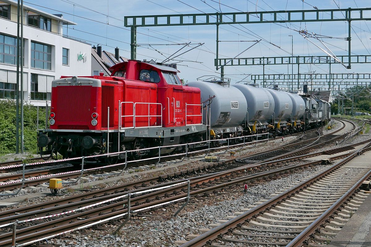 212 323-0 am Ende des von 212 036-8 gezogenen Spritzzuges zur Unkrautvernichtung in Friedrichshafen (09.08.2021).
Aufnahmestandort der zwischen den Gleisen 2 und 3 liegende Bahnsteig.