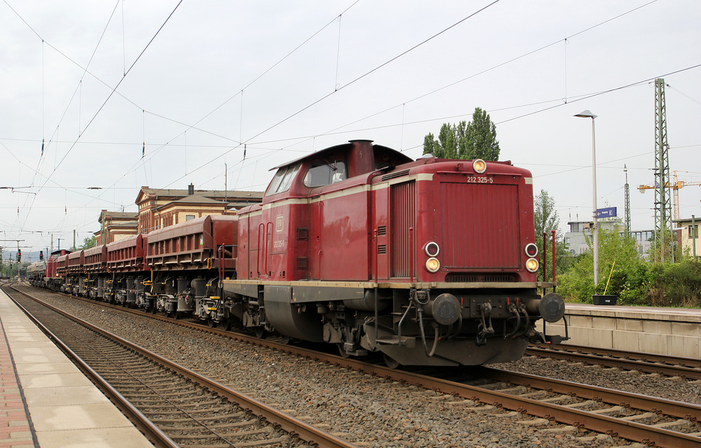 212 325 sowie eine weitere V100 (West) der Efw beim Bauzugeinsatz im Bahnhof Düren.
Aufnahmedatum: 12.07.2015