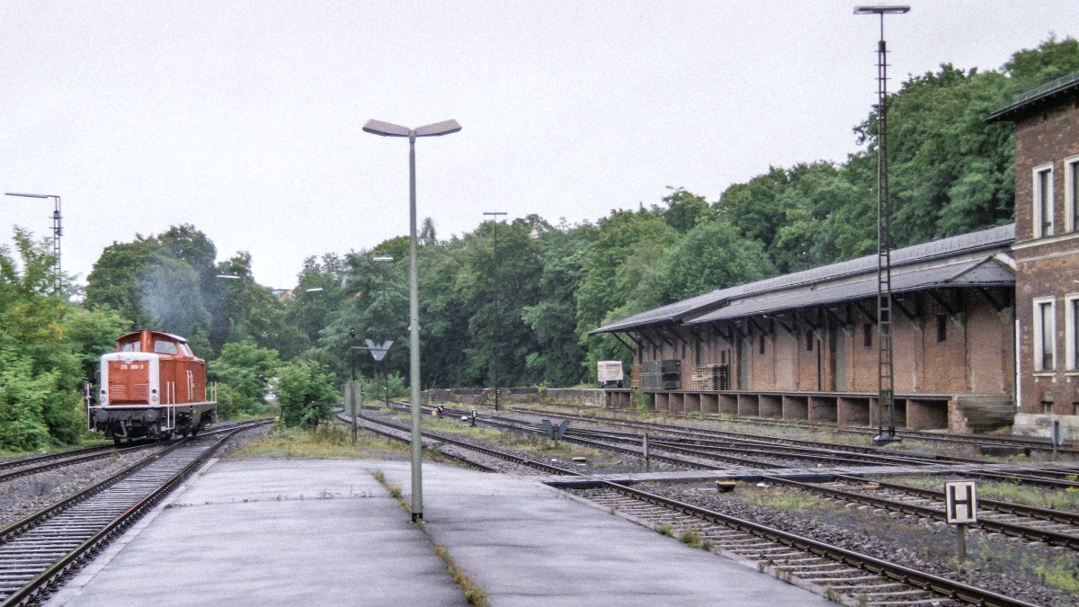 212 326 setzte am 12.8.96 am nördlichen Bahnhofsende von Bad Kissingen um. Rechts die damals noch genutzte Güterabfertigung.