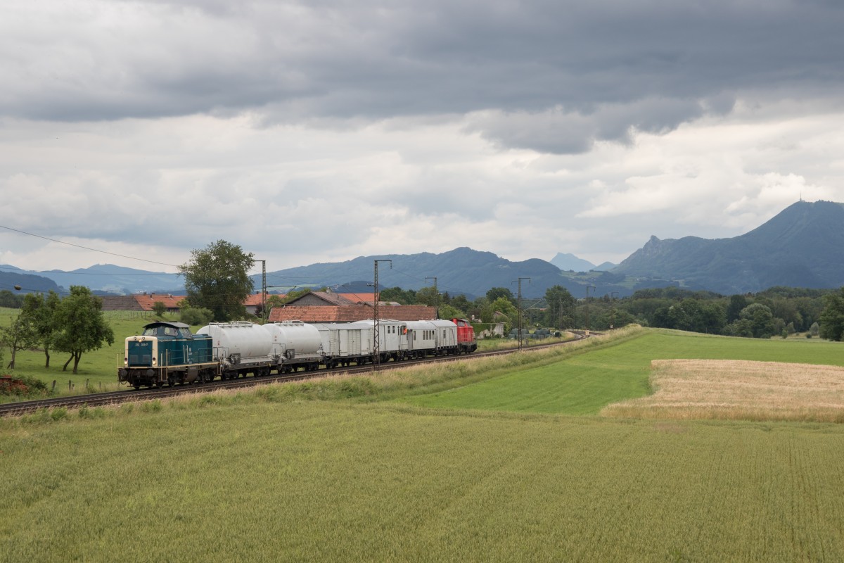 212 329 und 212 310 mit einem Blumengießzug am 21. Juni 2015 bei Niederstraß.