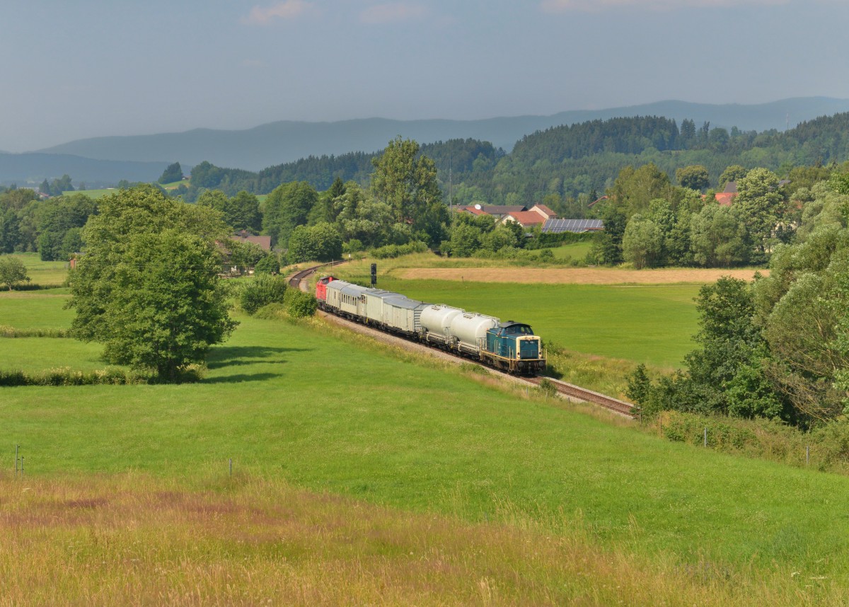 212 329 mit einem Spritzzug am 03.07.2015 bei Gotteszell. 