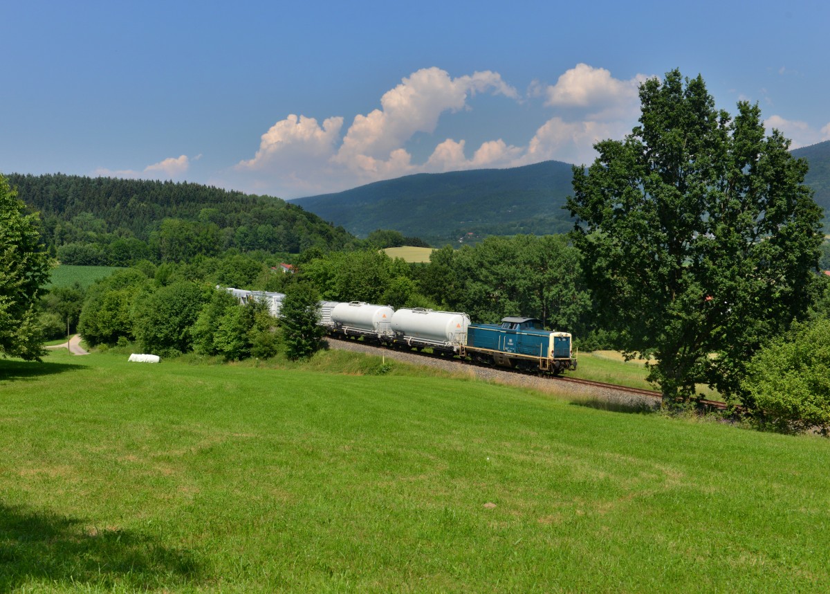 212 329 mit einem Spritzzug am 03.07.2015 bei Niederkandelbach.