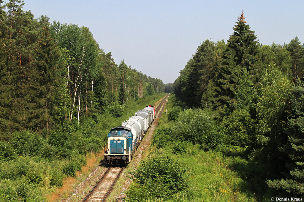 212 329 mit Spritzzug am 04.07.2015 bei Bodenwöhr.