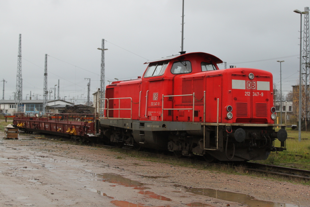 212 347-9 der Firma DB Fahrwegdienste GmbH stand am 20.11.2015 abgestellt im Rostocker Hbf.
