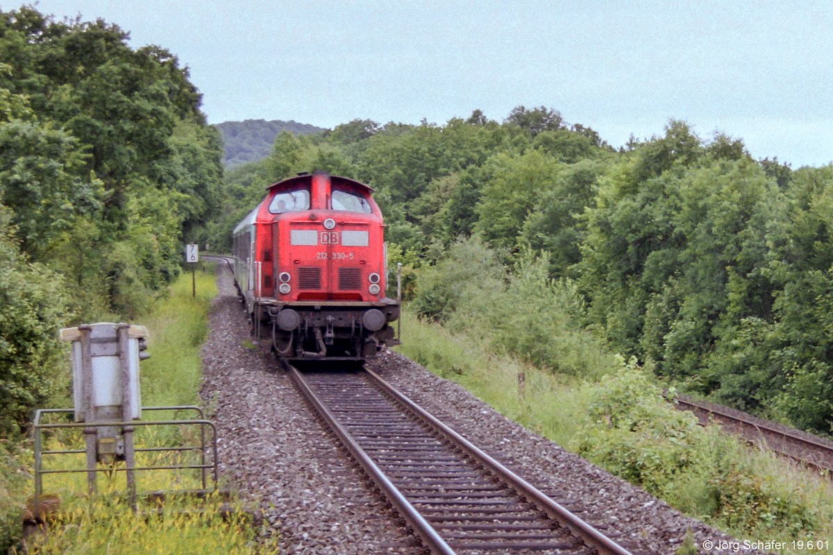 212 350 war am 19.6.01 bei Strecken-km 7,6 noch 3 km von ihrem Zielbahnhof Bad Kissingen entfernt. Am rechten Bildrand schwenkt das Gleis von Hammelburg ein. 