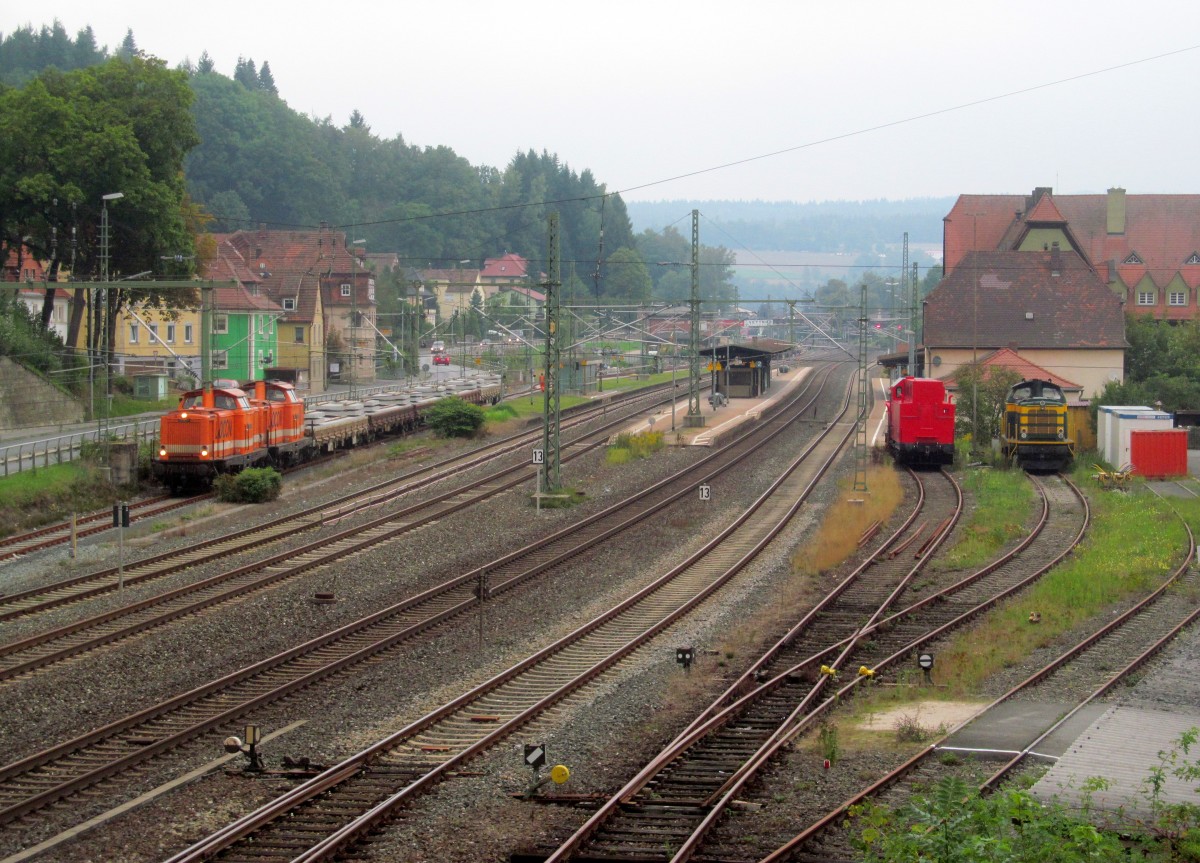 212 358-6 und 212 095-4 von Locon rangieren am 03. September 2014 mit einem Schwellenzug auf Gleis 5 im Bahnhof Kronach.