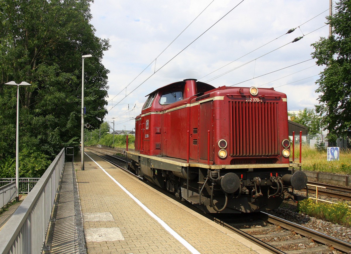 212 370-1 von der EfW-Verkehrsgesellschaft mbH kommt als Lokzug die Kohlscheider-Rampe hoch aus Richtung Neuss und fährt in Richtung Aachen-West und fährt durch Kohlscheid in Richtung Richterich,Laurensberg,Aachen-West.
Bei Sonne und Regenwolken am Nachmittag vom 9.7.2015.
