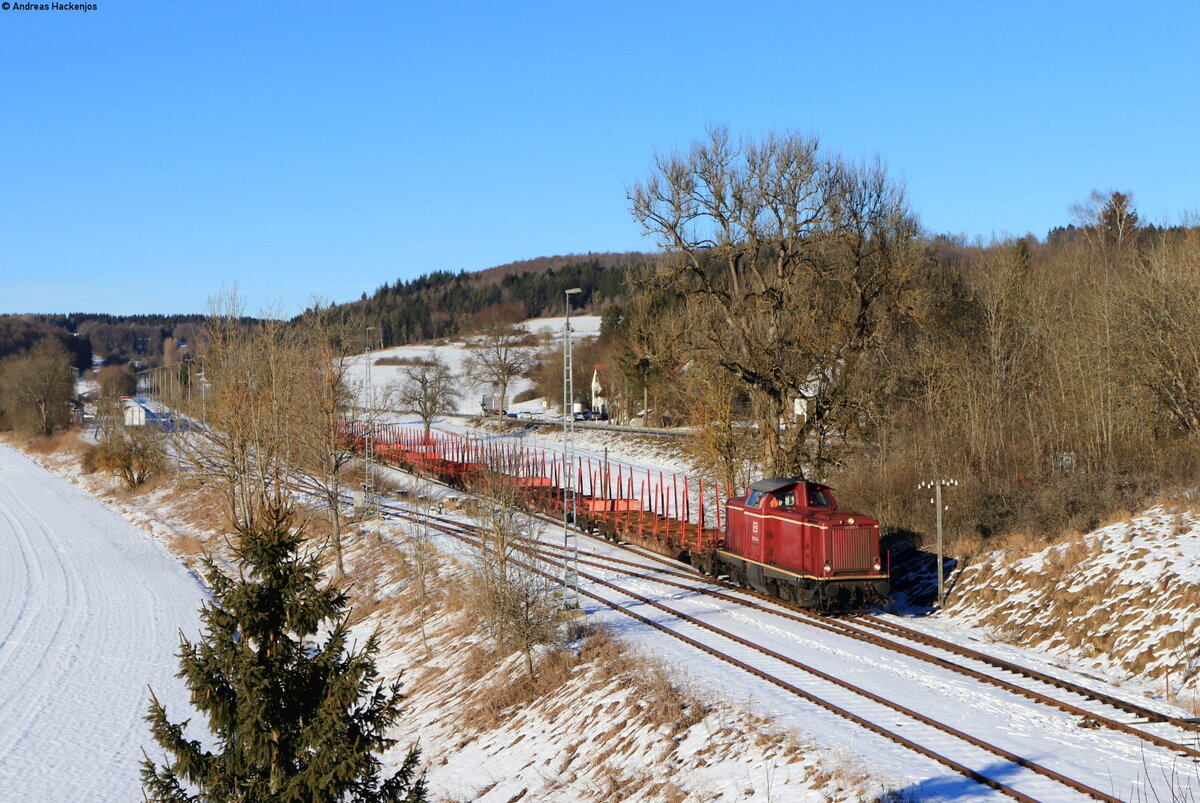212 371-9 mit einem leeren Stahlzug bei der Abfahrt gen Schelklingen in Oberheutal 14.1.22