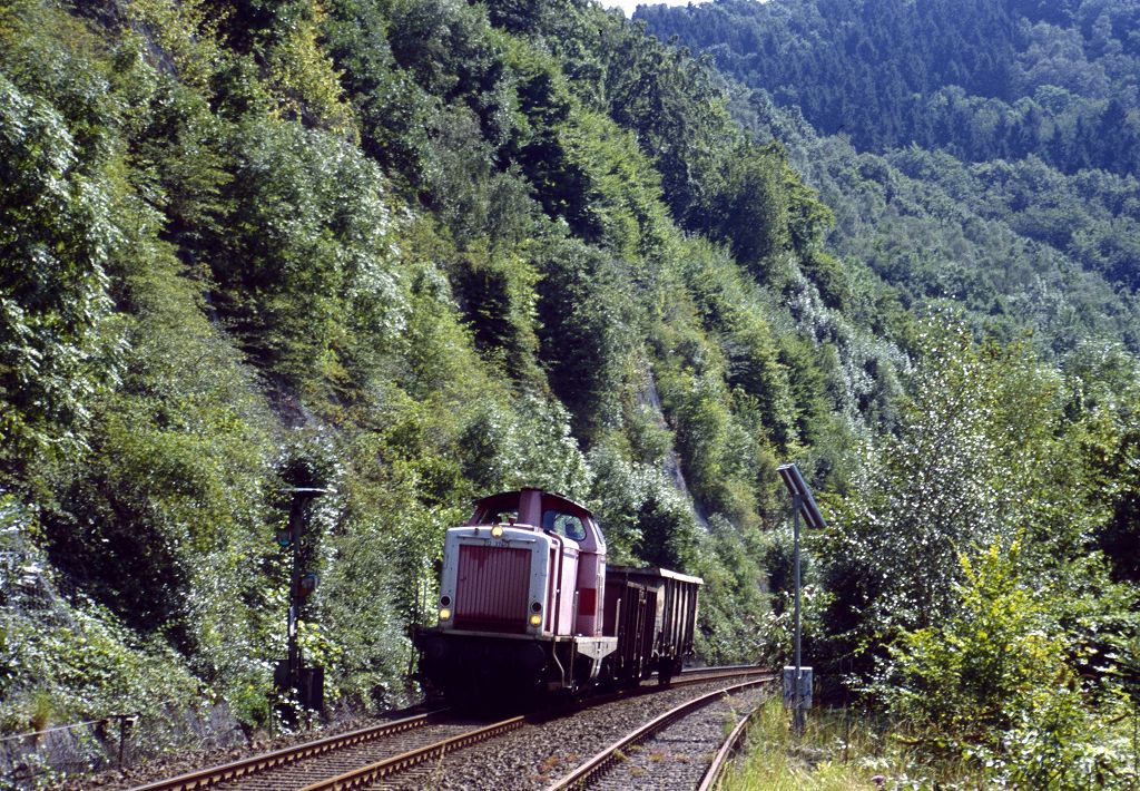 212 374 mit Cargobedienung aus Rummenohl, 15.08.2002, Hagen-Delstern