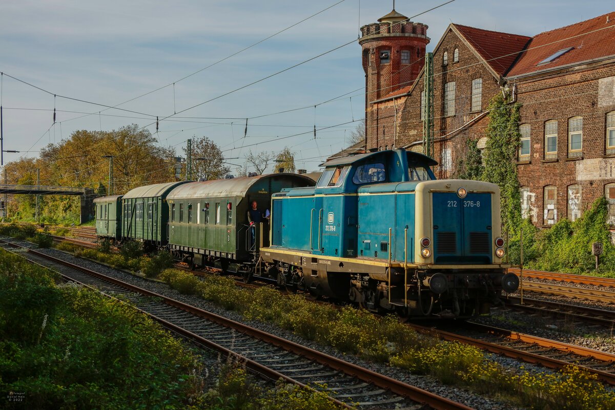 212 376-8 DB mit Sonderzug in Wuppertal Unterbarmen, am 30.10.2022.