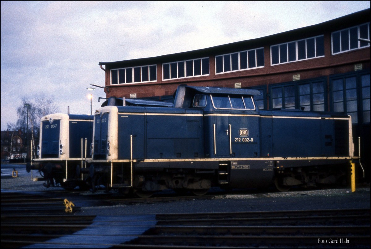 212002 neben 212013 am 21.3.1992 im BW Northeim.