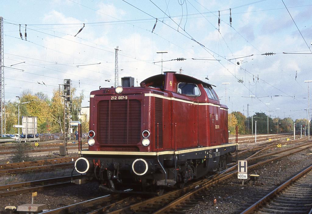 212007 rangiert hier im Rahmen des Brückenfestes im Bahnhof Solingen am 26.10.2002.