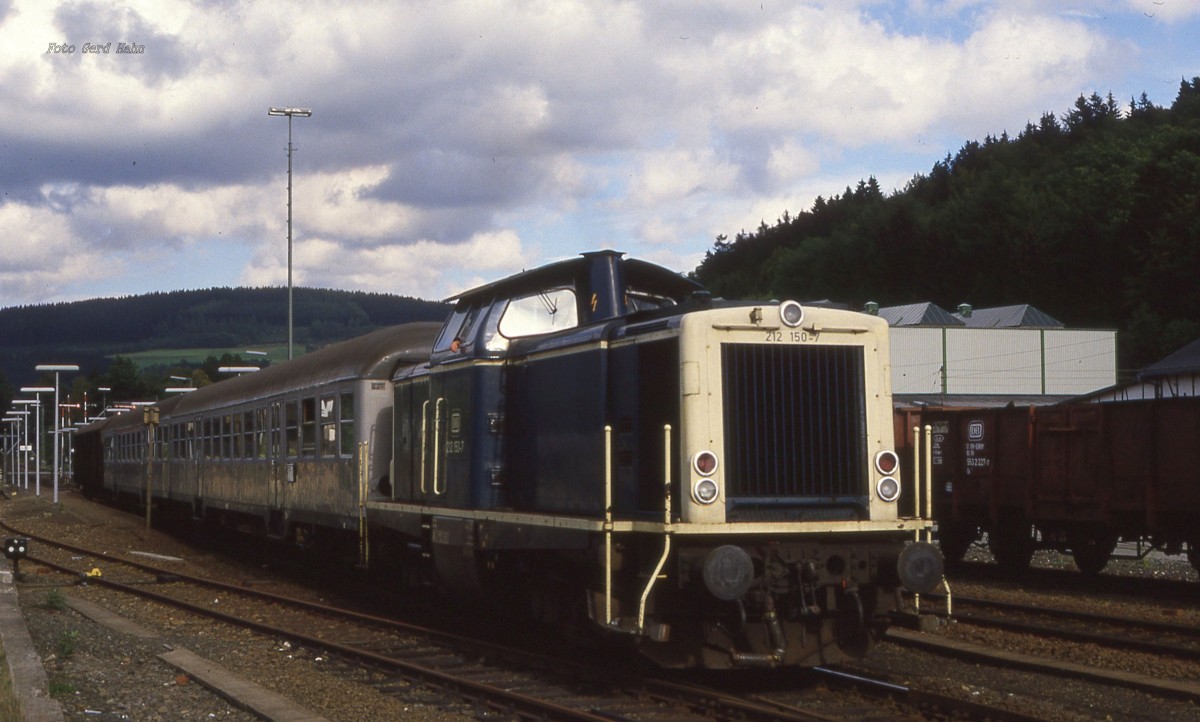 212150 mit E 3328 Richtung Köln am 7.10.1987 um 14.00 Uhr in Hilchenbach.