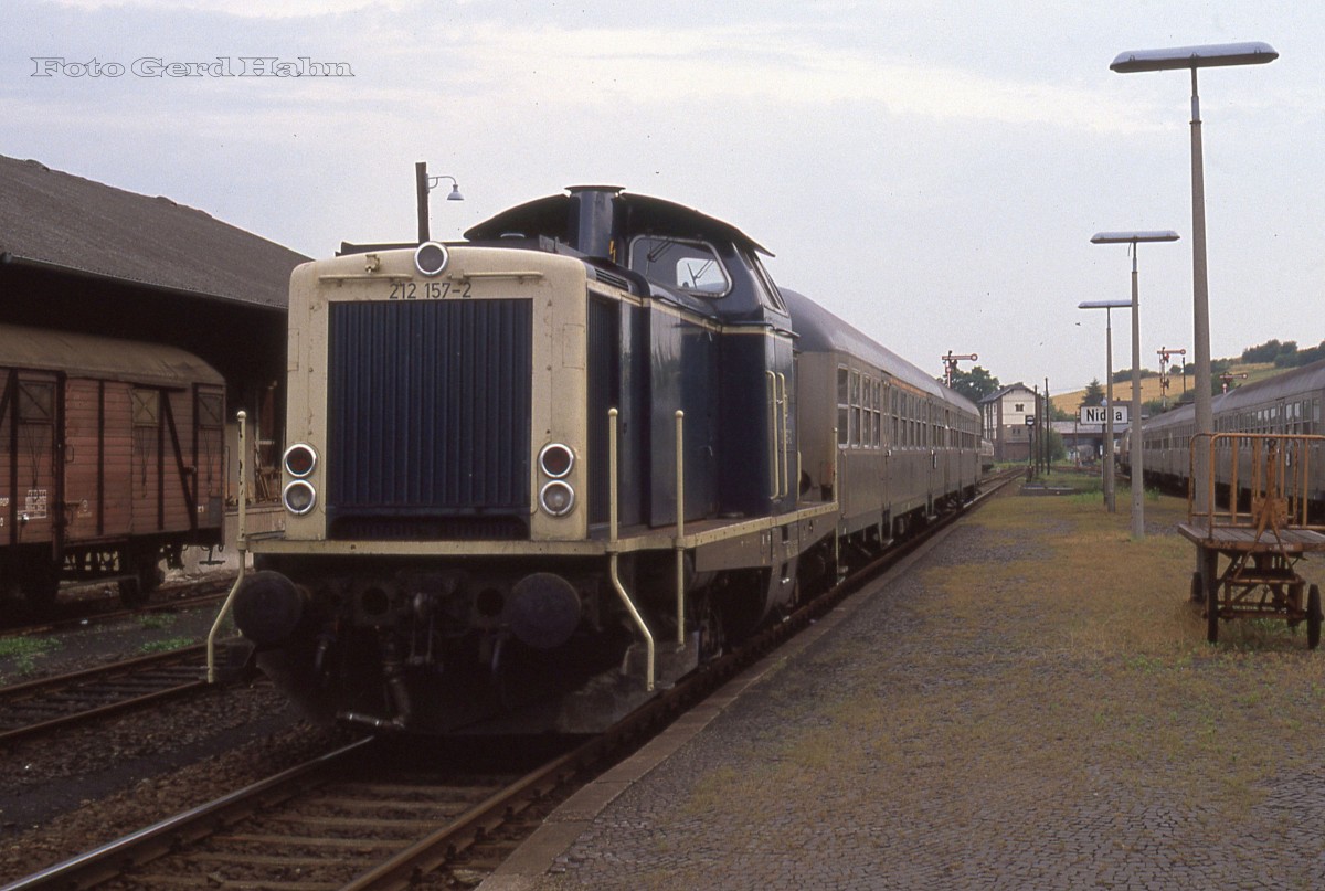 212157 am 30.6.1988 um 19.23 Uhr mit Silberlingen im Bahnhof Nidda.