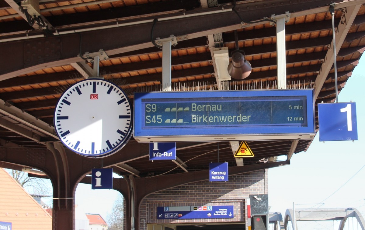 21.2.2015 Berlin-Pankow. Um Energie zu sparen werden derzeit auf ausgewählten Bahnhöfen Sonnenuhren getestet. Die Justierung des Zugzielanzeigers als Schattenspender lässt in diesem Fall zu wünschen übrig, spielt jedoch aufgrund gewisser Fahrplan-Unschärfen eine untergeordnete Rolle.