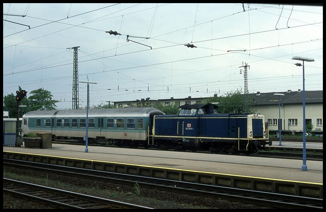 212253 erreicht hier am 13.5.1995 mit dem Personenzug aus Bedburg um 14.30 Uhr den Bahnhof Düren. Der Zug besteht neben der Lok nur aus einem Steuerwagen!