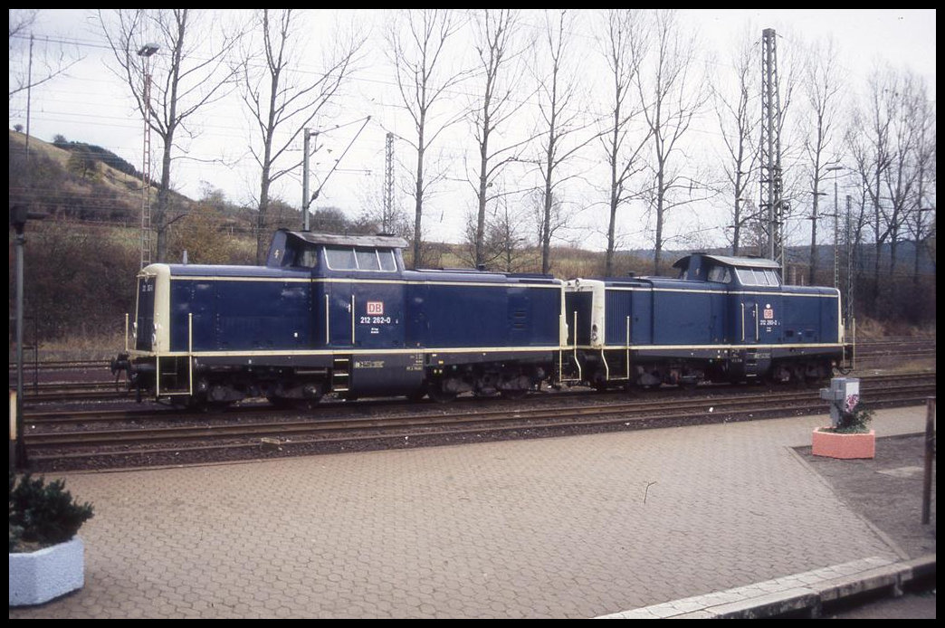 212262 und 212280 fahren als Lokzug hier am 8.10.1997 durch den Bahnhof Altenbeken.
