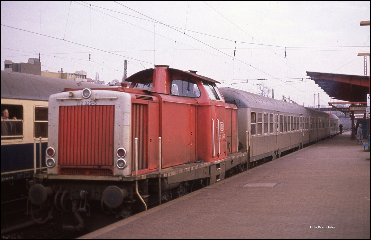 212325 hält am 7.12.1989 mit der S Bahn nach Solingen, die damals aus Silberlingen gebildet wurde.