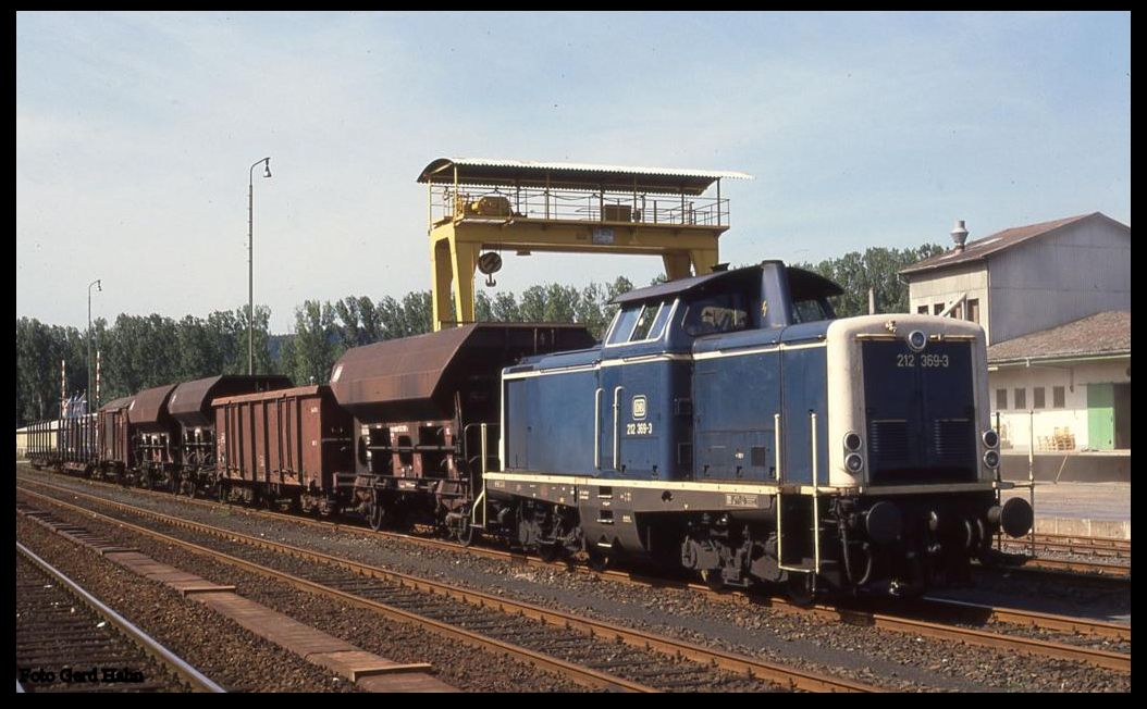 212369 mit Güterzug Richtung Darmstadt auf der Odenwaldbahn im Bahnhof Michelstadt am 14.8.1989 um 10.52 Uhr.