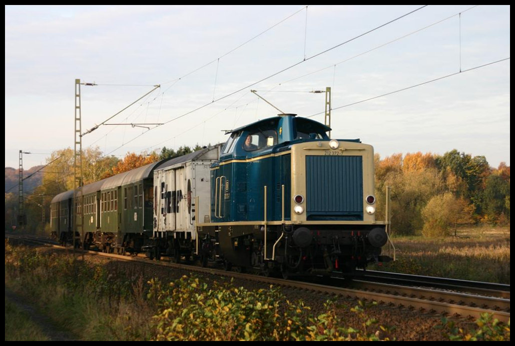 212372-7 ist hier am 29.10.2005 um 9.15 Uhr in der Bauernschaft Lengerich Schollbruch mit einem Sonderzug von Siegen nach Bremen unterwegs.