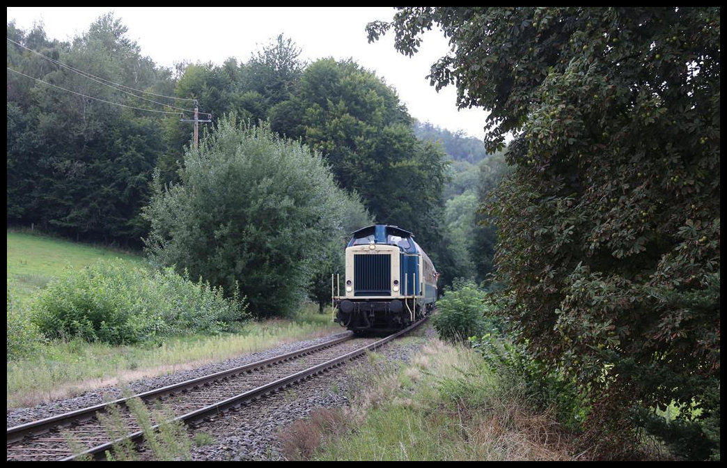 212376-8 mit Sonderzug Osnabrück - Georgsmarienhütte und zurück hat hier am 1.9.2019 gerade den Steigungsabschnitt auf der Werksbahn am Augustaschacht geschafft und ist auf dem Weg zum Stahlwerk in Georgsmarienhütte. Der Zug verkehrte im Rahmen einer Großveranstaltung am Piesberg in Osnabrück.