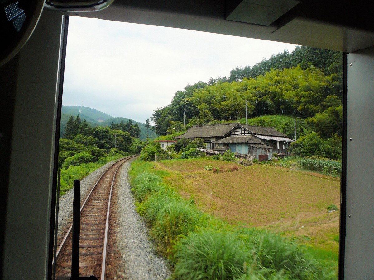 Ôfunato-Linie: Auch auf der einstigen Küstenlinie fuhr der Zug teilweise durchs gebirgige Hinterland und an einsamen Bergbauernhöfen vorbei. Diese Küstenlinie existiert heute nach der Zerstörung nicht mehr. Aufnahme aus dem kleinen Triebwagen KIHA 100-42 oberhalb Shishiori Karakuwa, 9.Juli 2010. 