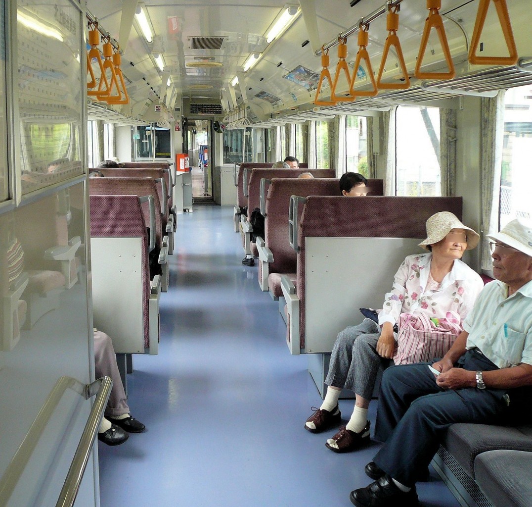 Ôfunato-Linie: Blick in den Triebwagen KIHA 100-42. 9.Juli 2010. Bei der schrecklichen Tsunami-Katastrophe hier haben besonders viele alte Menschen ihr Leben verloren, da sie nicht schnell genug flüchten konnten. 