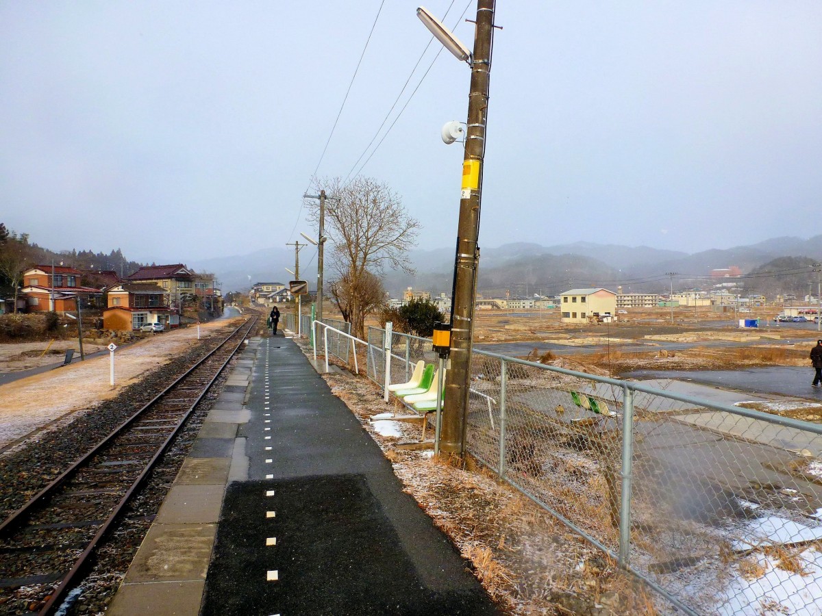 Ôfunato-Linie, Einfahrt in den Bahnhof Shishiori Karakuwa am 20.Februar 2013. Am selben Ort wie das obere Bild, doch jetzt nach dem Tsunami umgibt nur noch der Tod den Bahnhof. 