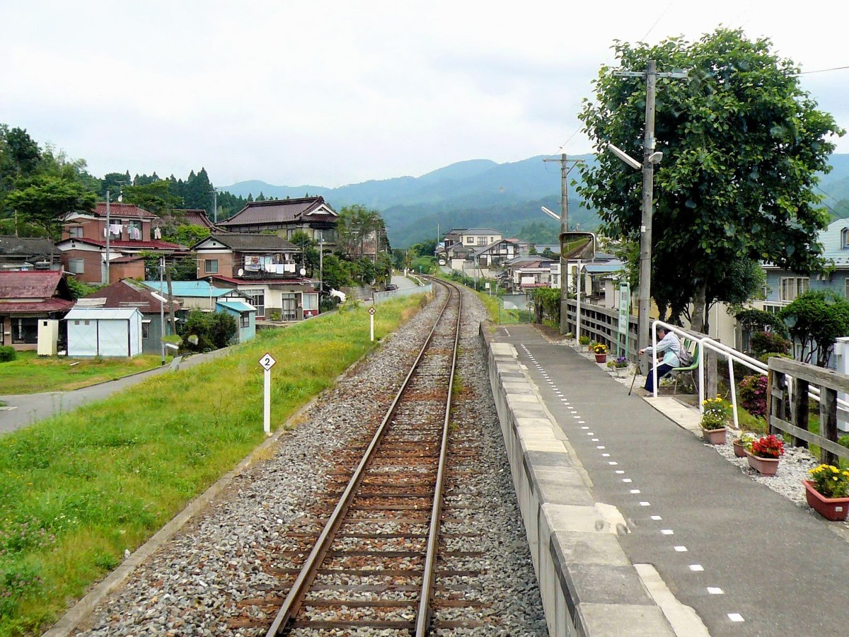 Ôfunato-Linie, Einfahrt in den Bahnhof Shishiori Karakuwa am 9.Juli 2010. 