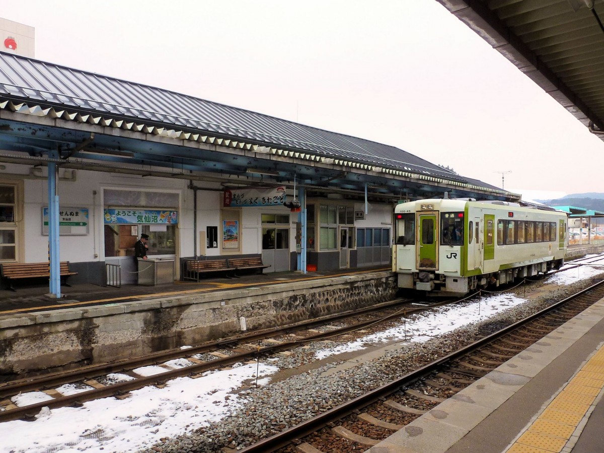 Ôfunato-Linie, Kesennuma heute: nur noch ein einzelner Triebwagen (KIHA 100-45) wartet hier, um wenige Fahrgäste über die Bergstrecke ins Inland zu transportieren. 15.Februar 2013. 