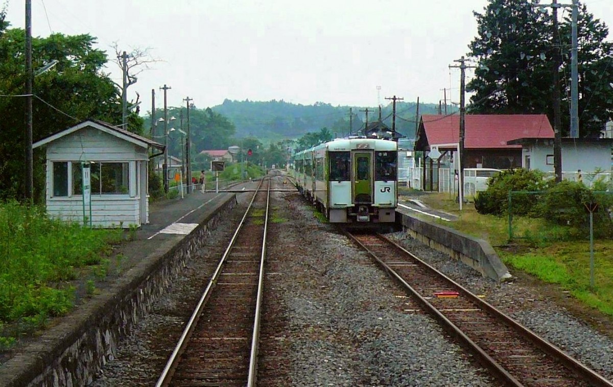 Ôfunato-Linie, Kreuzung am frühen Morgen mit einem langen Zug aus 4 Triebwagen Serie 100, zuvorderst KIHA 100-45. Am nebligen Sommertag 9.Juli 2010, in Mataki.